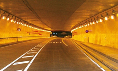 Investigación sobre la seguridad de conducción en túneles de carreteras basada en nuevos materiales interiores