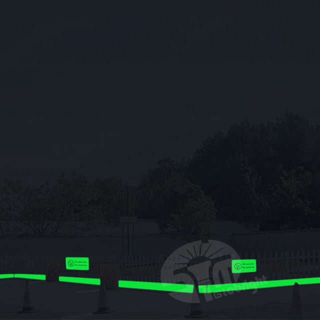 Señal de advertencia de fábrica, luminoso por la noche, lugar de alto riesgo advertido
